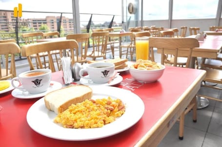 Daily cooked-to-order breakfast (COP 18000 per person)