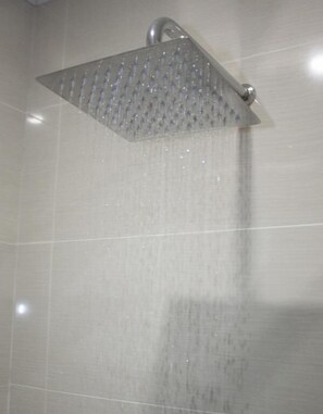 Family Quadruple Room | Bathroom shower - Hotel Embajada (Bogotá)