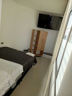 Chambre panoramique | Système d’insonorisation, accès au Wi-Fi (inclus), literie fournie