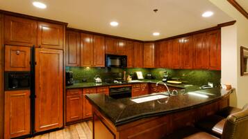 Full-sized fridge, microwave, oven, stovetop