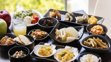 Daily cooked-to-order breakfast (JPY 1800 per person)