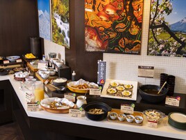 Daily cooked-to-order breakfast (JPY 1800 per person)