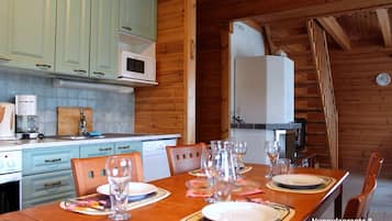 Rumah Tradisional, beberapa kamar, sauna | Dapur pribadi | Lemari es besar, microwave, oven, dan kompor