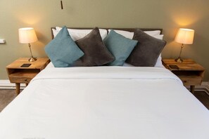 A bed with white bedding, two nightstands, and two lamps. - Ye Old Ferrie Inn (Ross-on-Wye)