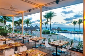 朝食、ランチ、ディナーに営業 (多国籍料理)