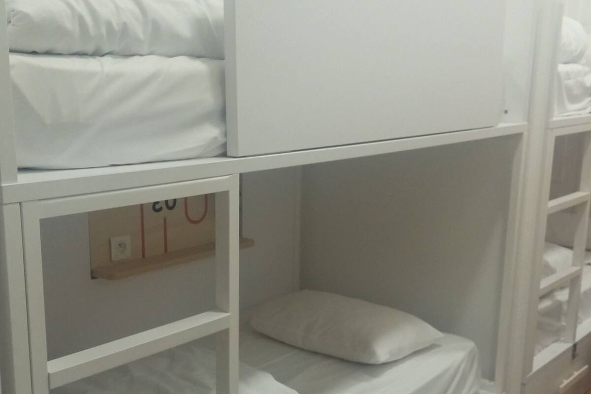 1 Schlafzimmer, hochwertige Bettwaren, Schreibtisch