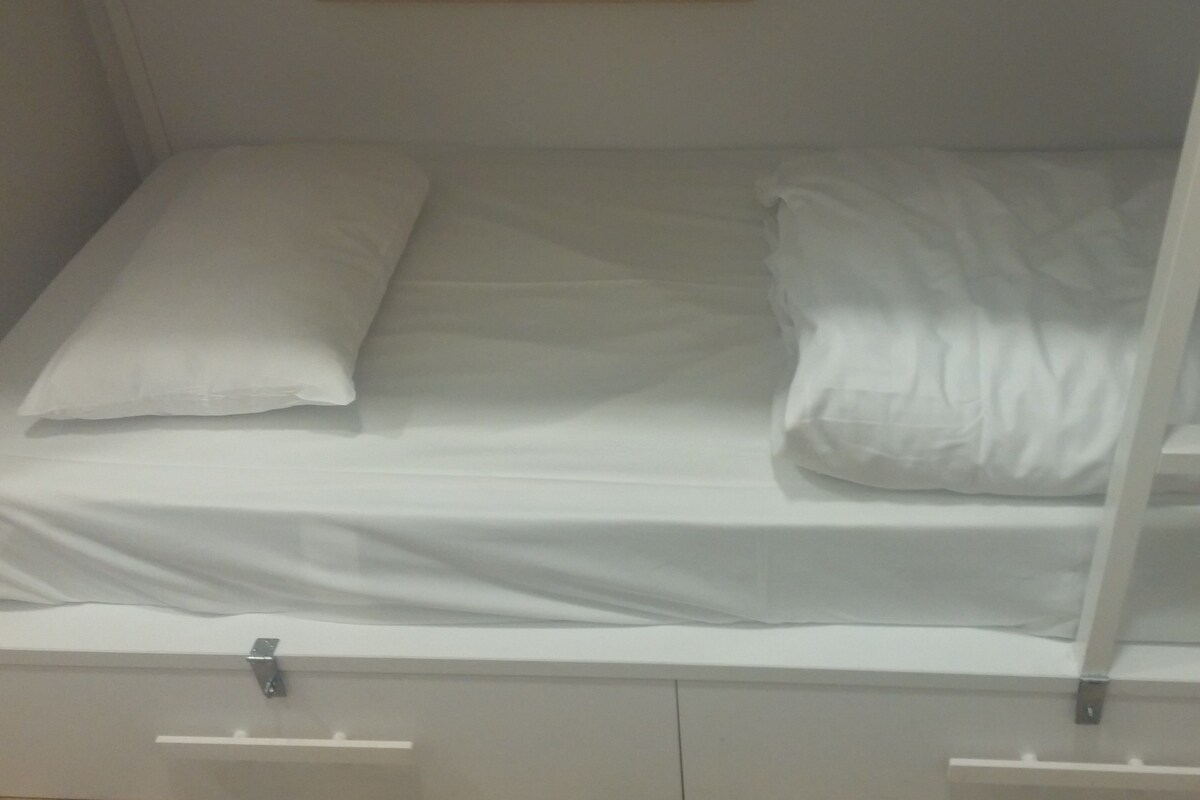 1 slaapkamer, luxe beddengoed, een bureau, een strijkplank/strijkijzer