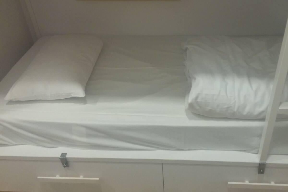 1 Schlafzimmer, hochwertige Bettwaren, Schreibtisch
