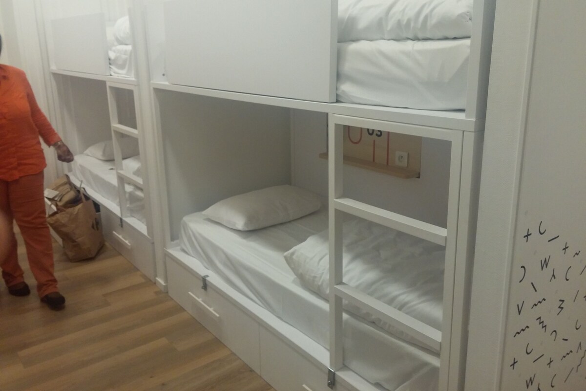 Economy slaapzaal, alleen vrouwen, balkon | 1 slaapkamer, luxe beddengoed, een bureau, een strijkplank/strijkijzer
