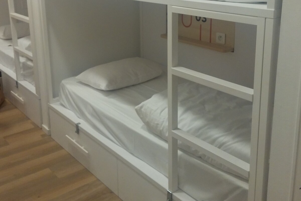 Standaard kamer | 1 slaapkamer, luxe beddengoed, een bureau, een strijkplank/strijkijzer