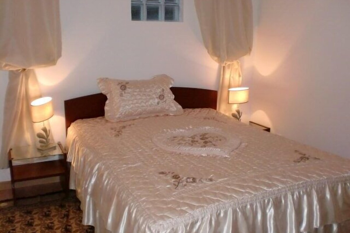 Comfort kamer, 1 slaapkamer, balkon | 1 slaapkamer, luxe beddengoed, een bureau, een strijkplank/strijkijzer