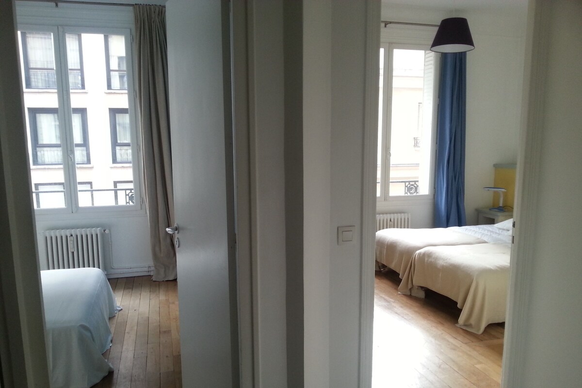 Comfort kamer, Meerdere bedden, balkon | 1 slaapkamer, luxe beddengoed, een bureau, een strijkplank/strijkijzer