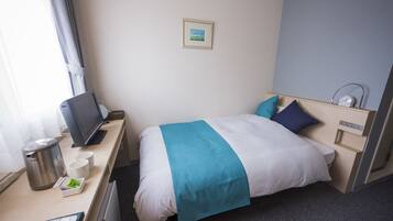 Single Room, Smoking, Ensuite | Down comforters, in-room safe, desk, iron/ironing board