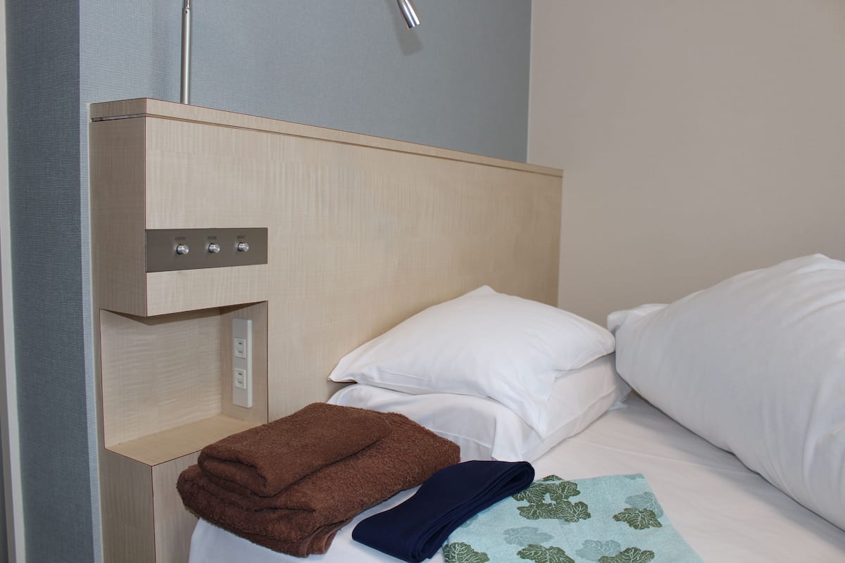 single room, smoking, ensuite | down duvets, in-room safe, desk, iron/ironing board