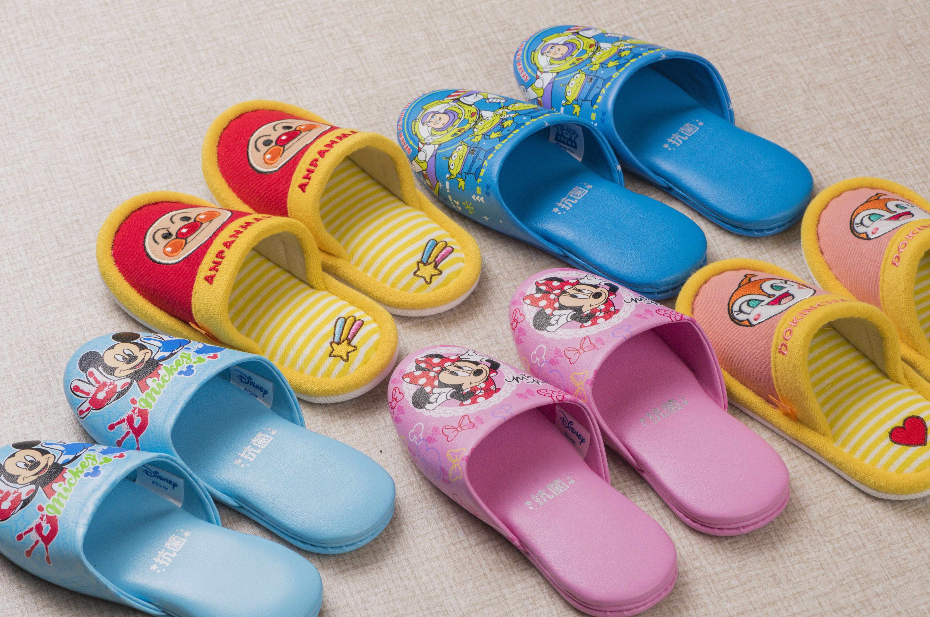 Una colección de pantuflas coloridas con varios personajes de caricaturas.