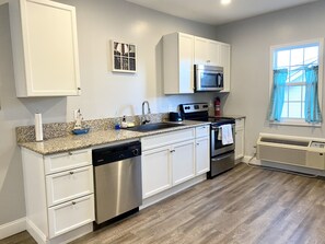Fridge, microwave, oven, stovetop - Roe Summer Cottage, Suite B (Watkins Glen)