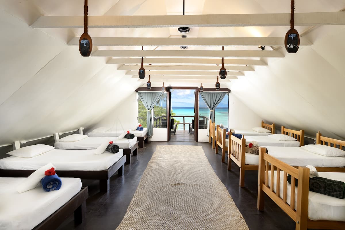 Muebles diferentes y ropa de cama