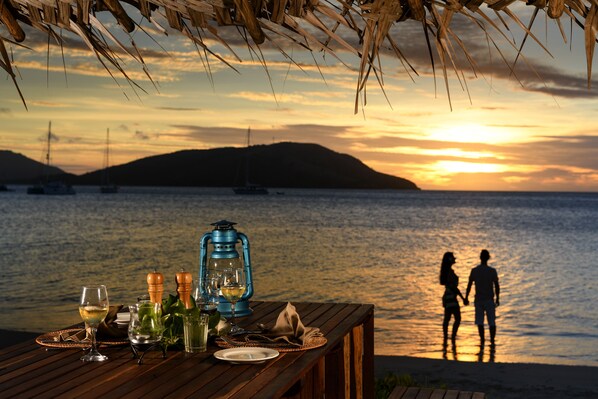 Breakfast, lunch, dinner served; beach views 