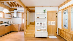 Eine moderne Küche mit Holzausstattung, einer weißen Arbeitsplatte und einem eingebauten Herd.