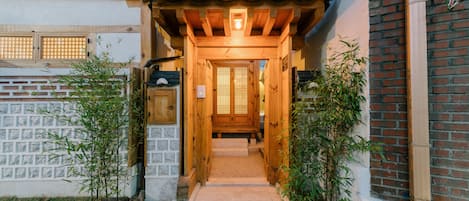 住宿正面 (夜晚)