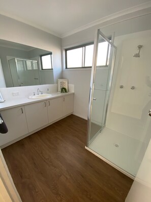 Dusche, Haartrockner, Handtücher, Seife