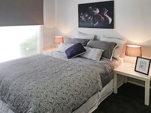 3 bedrooms, iron/ironing board, free WiFi, bed sheets - Gateway to Phillip Island Pet Friendly, Free WIFI, Walk to Shops & Beaches  (San Remo)