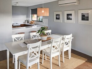 Dining - Gateway to Phillip Island Pet Friendly, Free WIFI, Walk to Shops & Beaches  (San Remo)