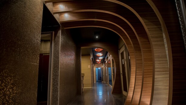 A corridor with a curved wooden ceiling and a polished floor. - Club Castle (Hoengseong)