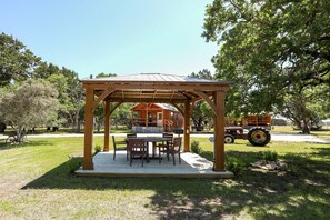 Outdoor dining - God's Country Cabins- Mercy I Close to Town (Fredericksburg)