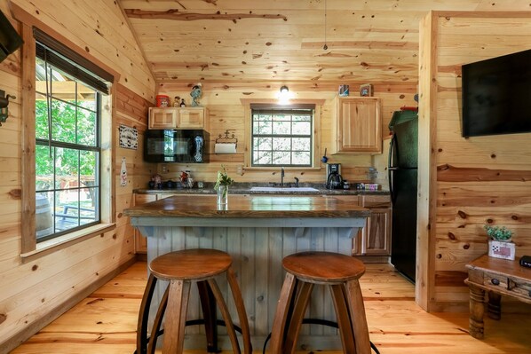Full-sized fridge, microwave, oven, coffee/tea maker - God's Country Cabins- Mercy I Close to Town (Fredericksburg)