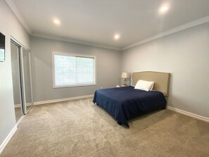 3 habitaciones, tabla de planchar con plancha, wifi y ropa de cama