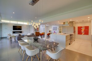 Dining - Patio, Grill & Mtn Views: Luxe Home in Palm Desert (Palm Desert)