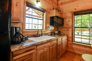 Full-sized fridge, microwave, oven, coffee/tea maker