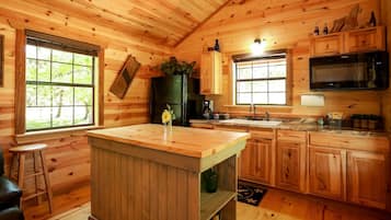 Frigorífico grande, microondas, horno y cafetera o tetera