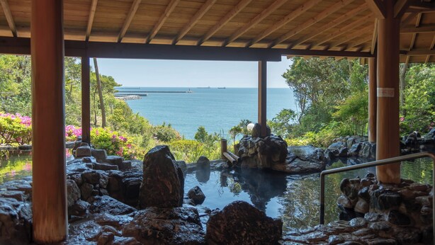 A covered outdoor hot spring area with a view of the sea. - ONAHAMA OCEAN HOTEL & GOLF CLUB (Iwaki)
