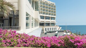 A modern hotel with a large parking area and a view of the sea. - ONAHAMA OCEAN HOTEL & GOLF CLUB (Iwaki)