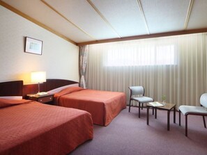 Zweibettzimmer, eigenes Bad | Zimmersafe, kostenloses WLAN, Bettwäsche