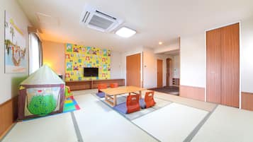 Japanese-Style Family Cottage with Shower Only (Shoes strictly prohibited), Non Smoking | Bed sheets