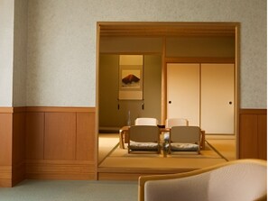 ห้องรอยัล, วิวสวน, ชั้นล่าง (Deluxe Room with View) | ตู้นิรภัยในห้องพัก, Wi-Fi ฟรี, ผ้าปูที่นอน