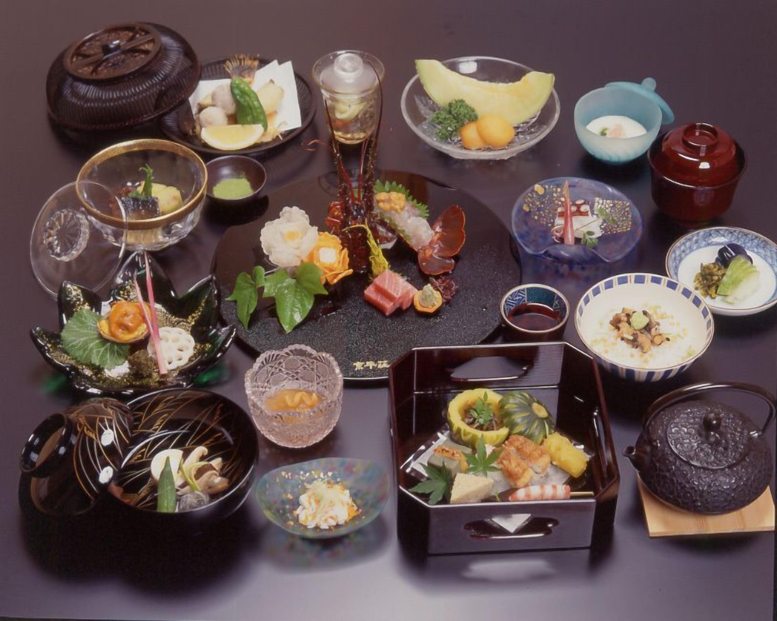 Une variété de plats et de théières disposés sur une table, ce qui laisse supposer qu’il s’agit d’un repas.