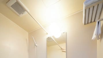 Suihkun ja ammeen yhdistelmä, syvä kylpyamme, ilmaiset hygieniatuotteet
