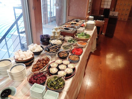 Daily buffet breakfast (JPY 1200 per person)