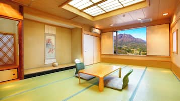 Japanese-style Deluxe Room - Non-Smoking | In-room safe, desk, laptop workspace, blackout curtains