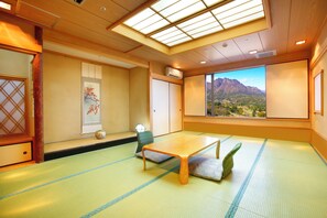 Japanese-style Deluxe Room - Non-Smoking | 房內夾萬、書桌、手提電腦工作空間、遮光窗簾/窗簾