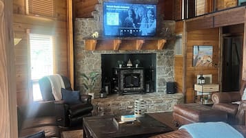 Smart TV, fireplace, table tennis, stereo