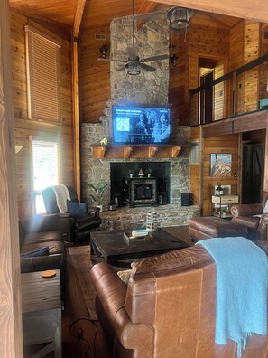 Smart TV, caminetto, tavolo da ping pong, impianto stereo