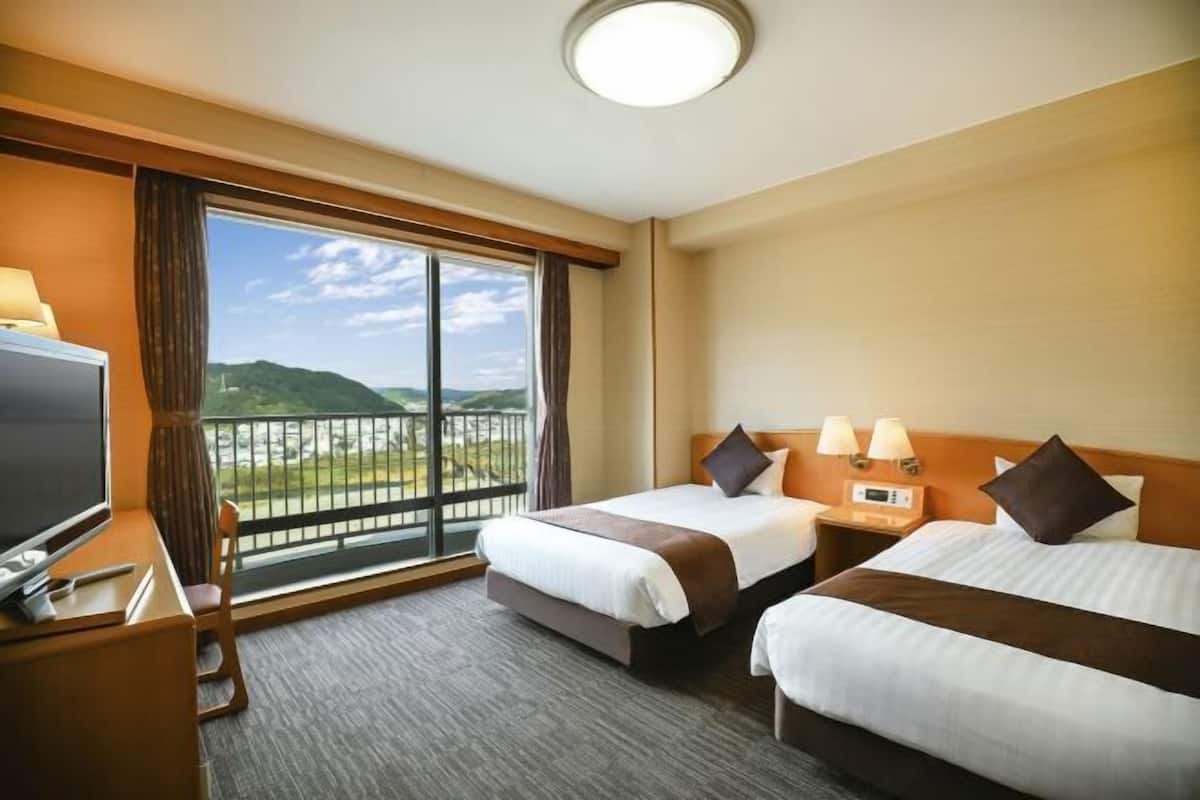 In-room safe, free WiFi, bed sheets