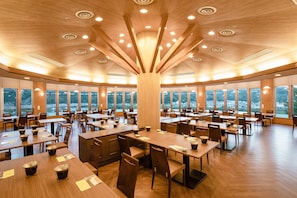 供應早餐、午餐及晚餐