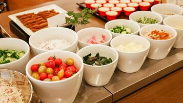 Se ofrece un desayuno bufé todos los días (por un coste adicional)