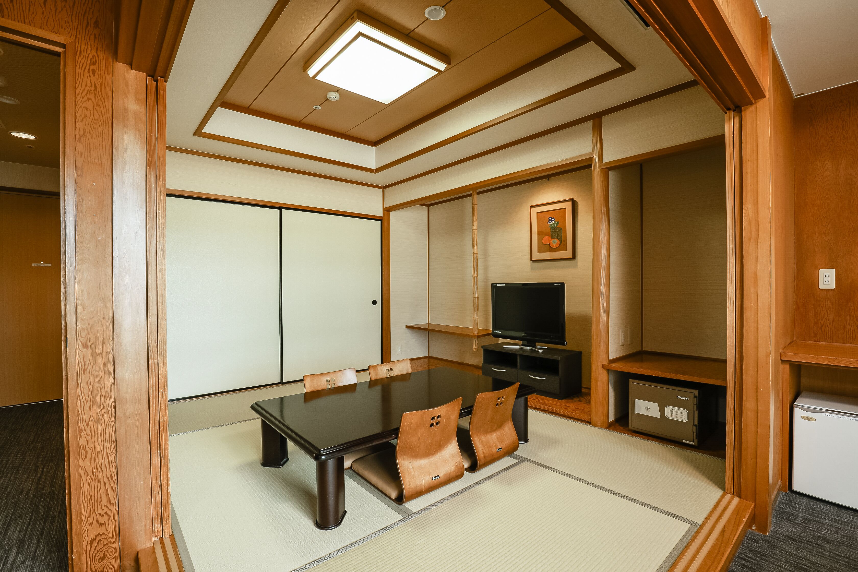 Een traditionele Japanse kamer met tatami vloeren, een lage tafel en houten meubels.